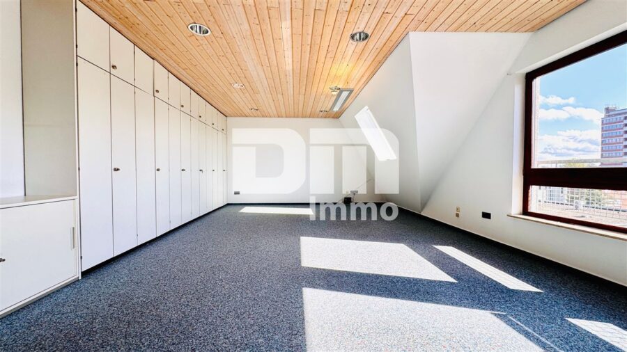 Schön zentral gelegenes Büro mit Balkon und Tiefgaragenstellplatz - Raum 1 groß / Offener Flur / Dielenbereich